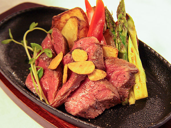 Buffet and main grill dishes to choose from ~ Japanese beef, Pork, or Salmon [1 night 2 meals]
